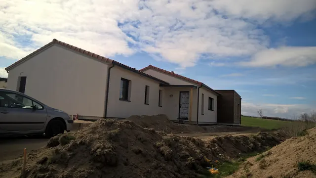 Maison en bois en cours de construction avec échafaudage