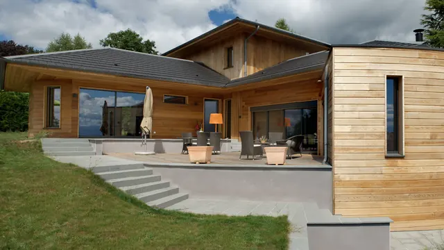 Maison contemporaine à bardage bois et terrasse